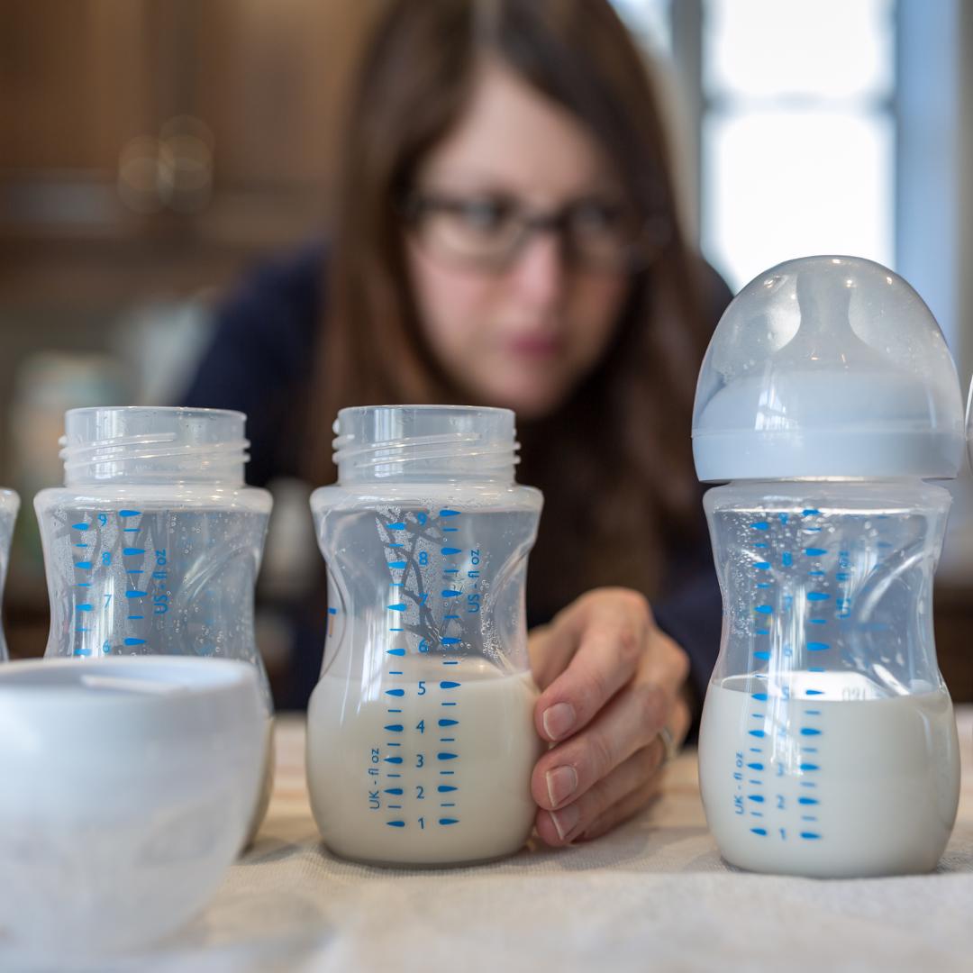 mom measuring baby formula